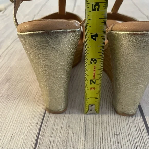 UGG woven straw platform wedge sandals with gold T-strap ankle strap, size 9.5 - Picture 13 of 14